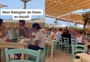 Celý bar začal spievať známu pieseň od Oasis