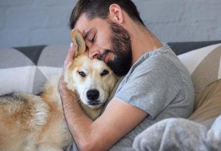 Muži so psíkmi na fotkách majú na Tinderi u žien väčší úspech