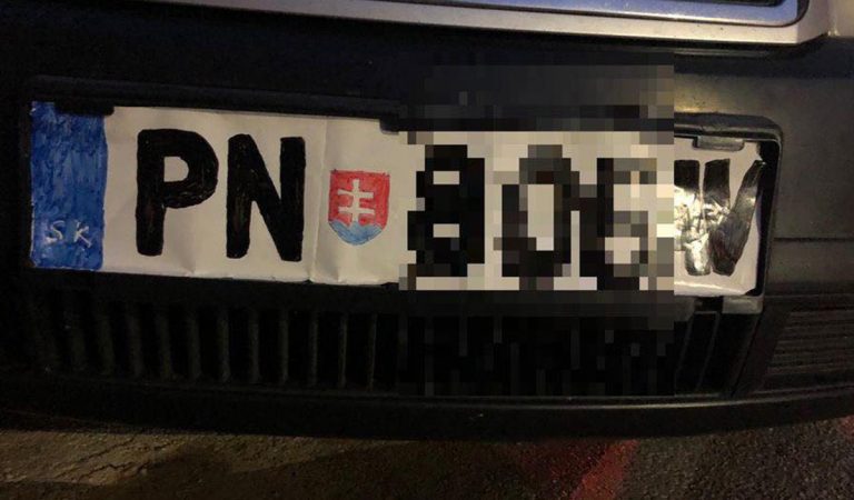 i zadržali šoféra, ktorý mal evidenčné číslo nakreslené na papieri