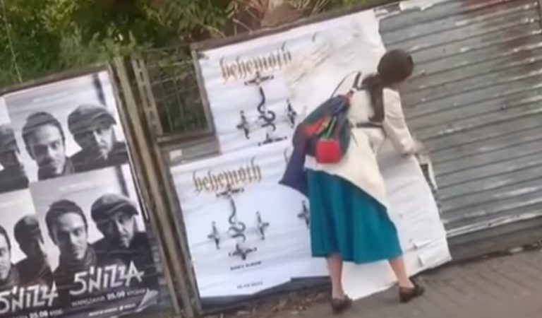 Poľka vzala boj so satanom do vlastných rúk. Nepáčili sa jej plagáty kontroverznej kapely
