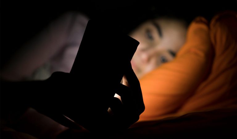 Mnohí mladí sa budia uprostred noci, aby skontrolovali sociálne siete. Trpí tým ich ale psychika