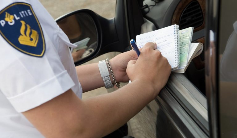 kuriozity, sanitka, cestná premávka, automobily, jazda autom, zákony, pokuta, zahraničie, Veľká Británia