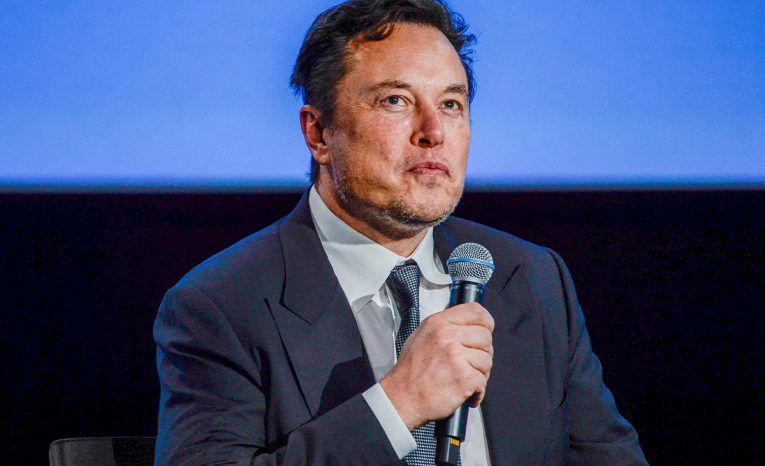 Elon Musk, Twitter, peniaze, parfum Burnt Hair