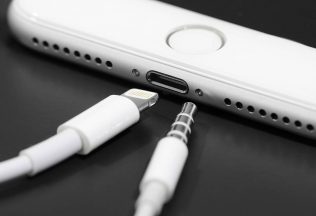 iPhone lightning kábel, nabíjanie, telefón, nová legislatíva, Európska únia, USB-C