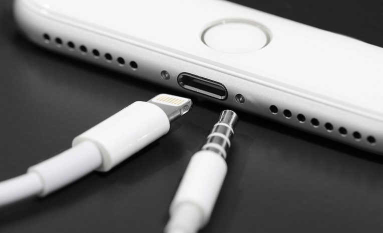iPhone lightning kábel, nabíjanie, telefón, nová legislatíva, Európska únia, USB-C