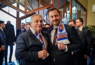 Eduard Heger daroval Viktorovi Orbánovi šál so slovenským motívom