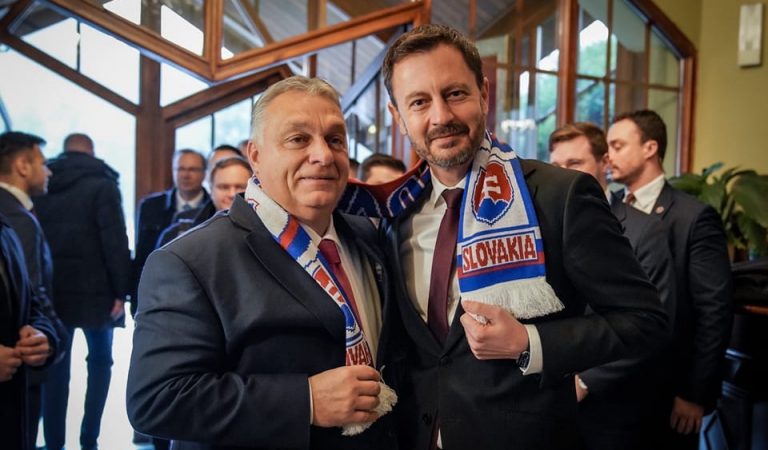 Eduard Heger daroval Viktorovi Orbánovi šál so slovenským motívom