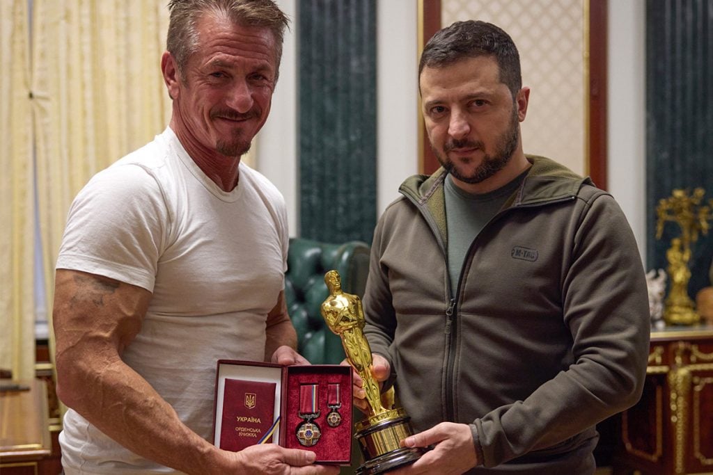 Sean Penn daroval svojho Oscara ukrajinskému prezidentovi Zelenskému