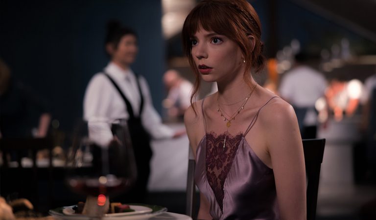 Návšteva luxusnej reštaurácie sa zmení na čistokrvnú hrôzu. Novinka Menu láka na kombináciu hororu a humoru