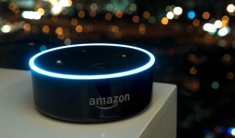 Umelá inteligencia Alexa poradila otcovi, ako utíšiť smejúce sa deti: „Udrite ich do krku“