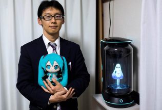 Bizarné predmety s ktorými sa ľudia zosobášili, hologram, fiktívna celebrita, Hatsune Miku, Akihiko Kondo