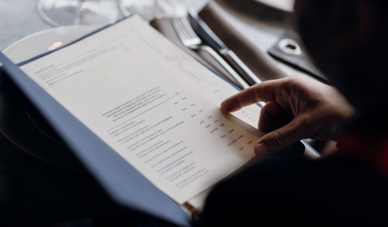 TikTok, virál, čašníčka, drzá zákazníčka, kalórie, jedálny lístok, menu