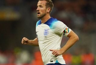 MS 2022 v Katare, Harry Kane, dúhová páska