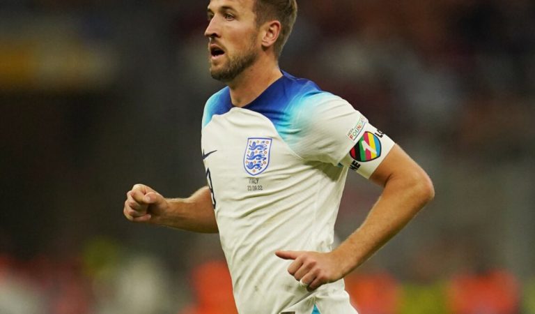 MS 2022 v Katare, Harry Kane, dúhová páska