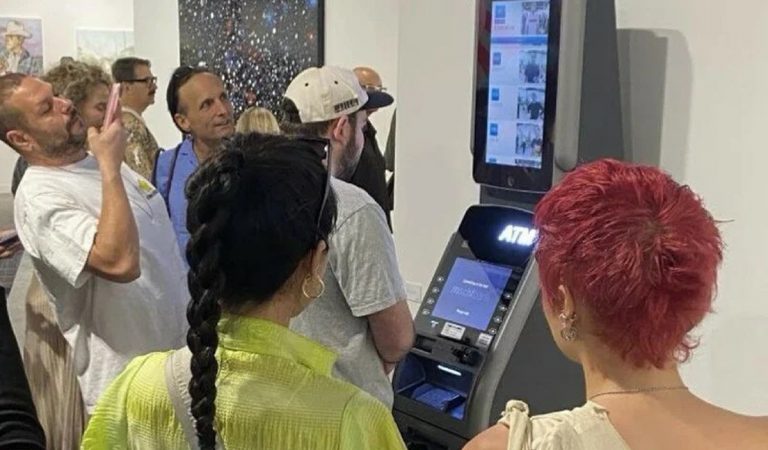 ATM Leaderboard, Art Basel Miami Beach 2022, umelecký exponát, bankomat