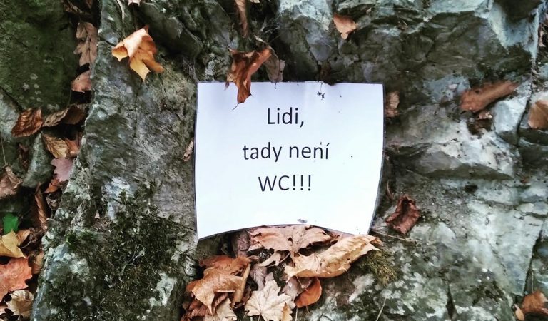 Česko, český profil, pasívna agresia, ceduľa, odkaz