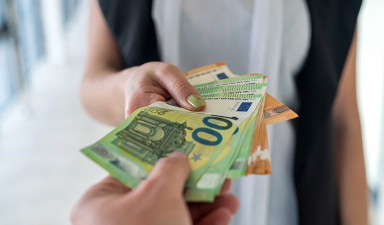 peniaze, premýšľanie o peniazoch, sebeckí ľudia, experiment, štúdia