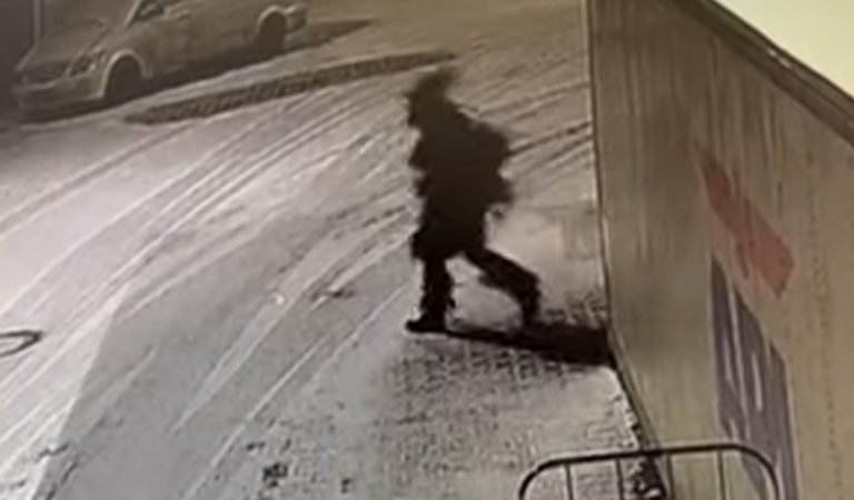 Poľsko, muž prezlečený za vianočný stromček, prepichnuté pneumatiky