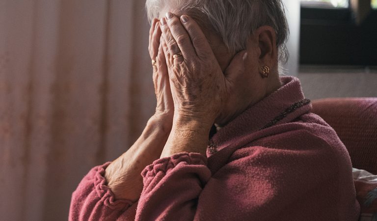 podvod, odcudzenie peňazí, dôchodcovia, seniori, Slovensko