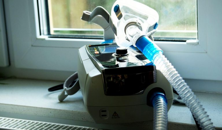Spolu ležiacej pacientke opakovane vypla kyslíkový ventilátor. Vyrušoval ju pri driemaní