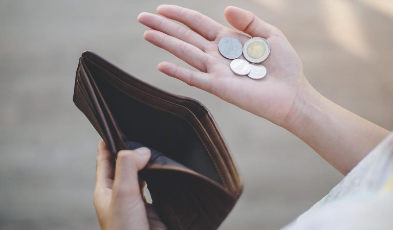 Ľudia prezradili, čo najšialenejšie kedy urobili kvôli peniazom
