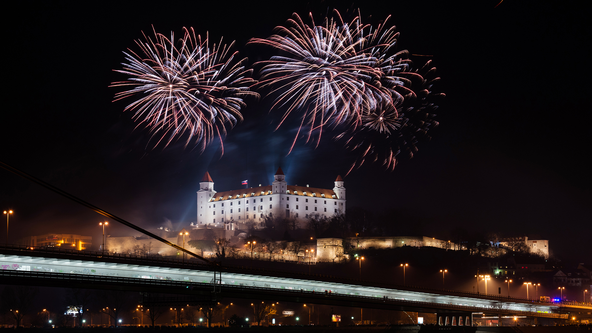 Myslia na zvieratá, niekde dajú peniaze do nemocníc. V týchto slovenských mestách nebude ohňostroj