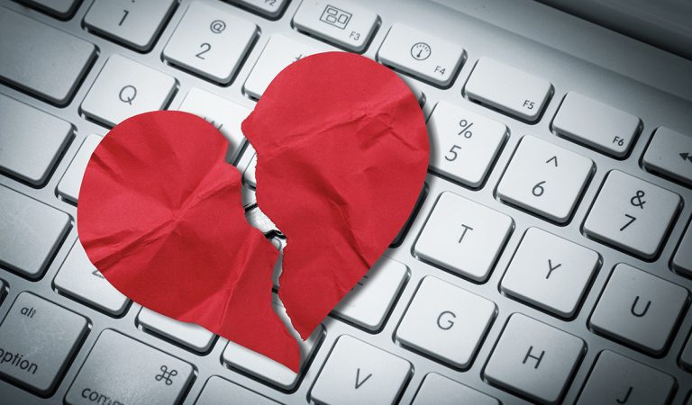 Absurdná romantická pomsta: Žena 12 rokov predstiera, že je kamarátkin online frajer 