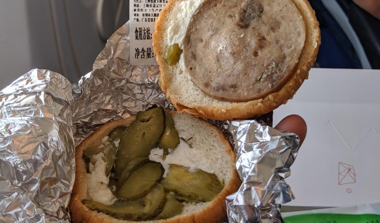 jedlo v lietadle, hovädzí burger, nechutné, aerolínie