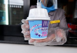 Prečo je lyžička k McFlurry dutá?