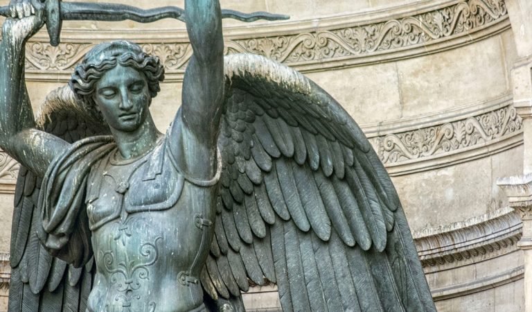 Zlodej sa pokúsil ukradnúť sochu anjela z kostola. Potkol sa a napichol sa na jej meč