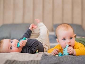 Austrálsky pár dal dvojičkám rovnaké meno. Rozdiel je len v pravopise