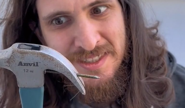 Vieš, na čo slúži zakrivená časť kladiva? Nevyťahuje len klince
