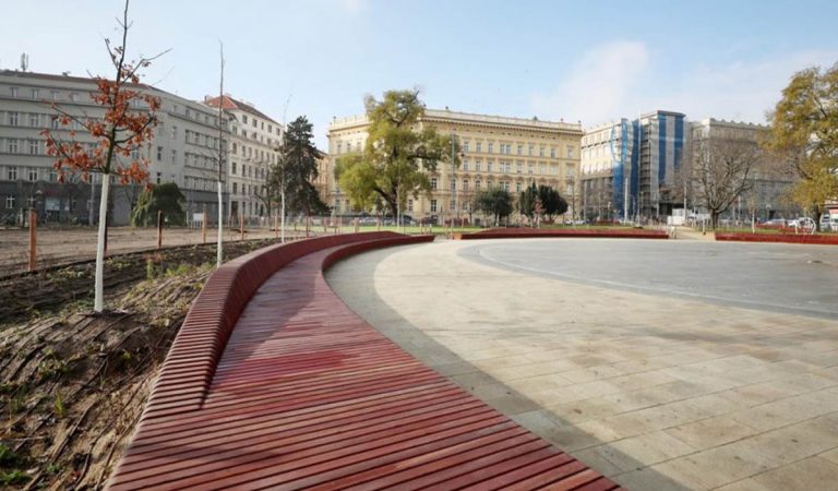Brno má problém. Dizajnová lavička sa stala pascou pre telefóny a iné drobnosti