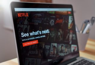 Netflix predstavil novú funkciu, vďaka ktorej môžeš zablokovať ľudí, ktorí používajú tvoj účet