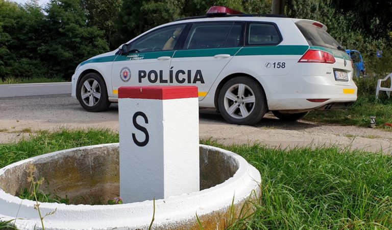 Skalica, polícia Slovenskej republiky, alkohol, opití rodičia, krv, deti, susedia privolali políciu