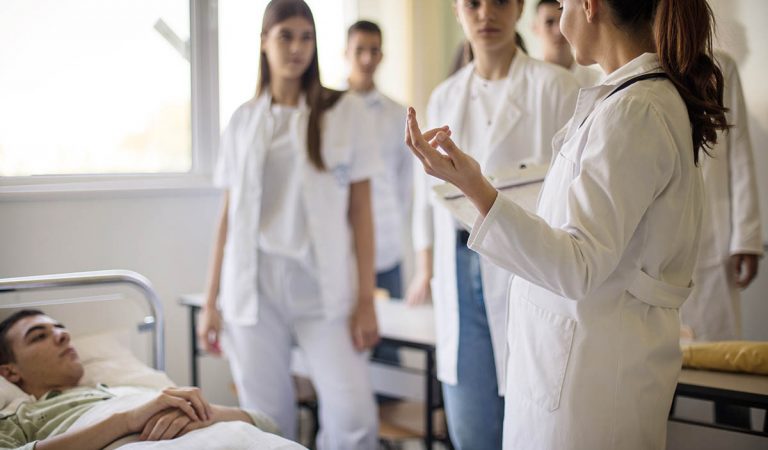 Slovensko, príhody Slovákov, zaúčajúci sa medici, nemocnica, vtipné historky
