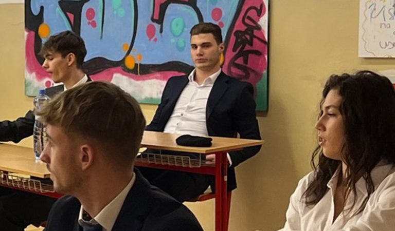K maturitám zasadol aj hviezdny Juraj Slafkovský. Fotografia z košickej školy obletela slovenský internet
