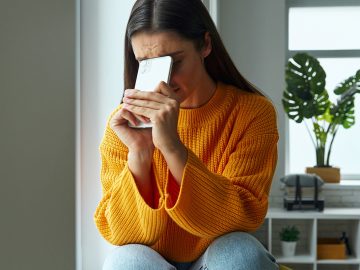 Používame pozitívne emotikony na skrytie negatívnych emócií