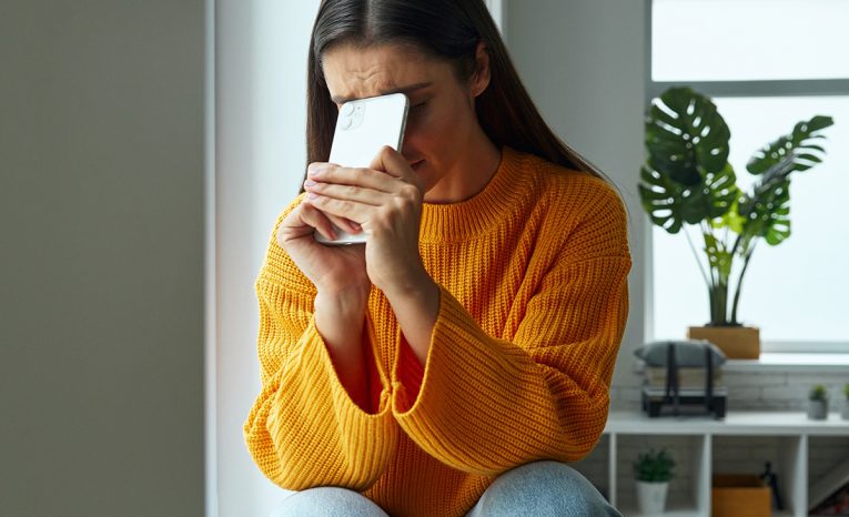 Používame pozitívne emotikony na skrytie negatívnych emócií