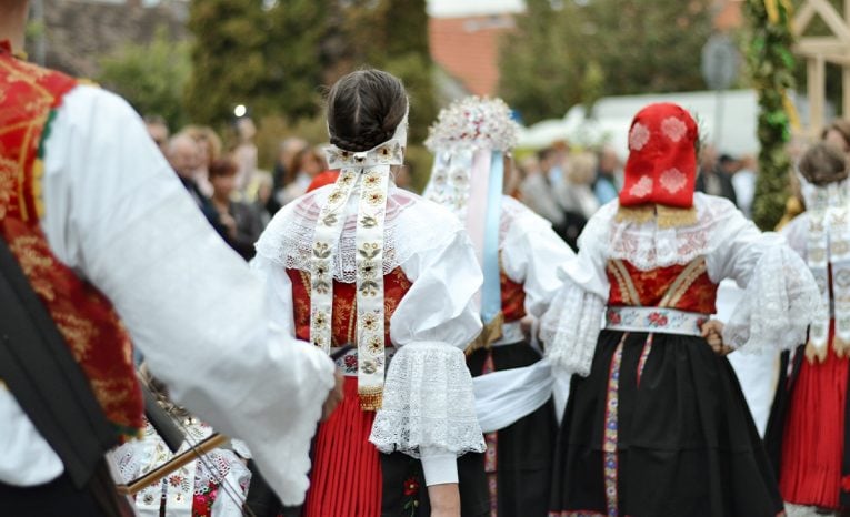 Tieto ľudové motívy nie sú slovenské. Predajcovia klamú Slovákov aj turistov