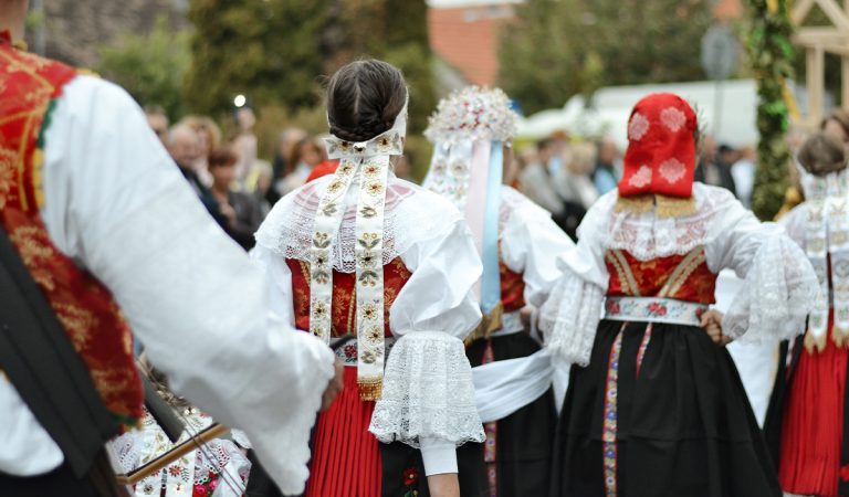 Tieto ľudové motívy nie sú slovenské. Predajcovia klamú Slovákov aj turistov