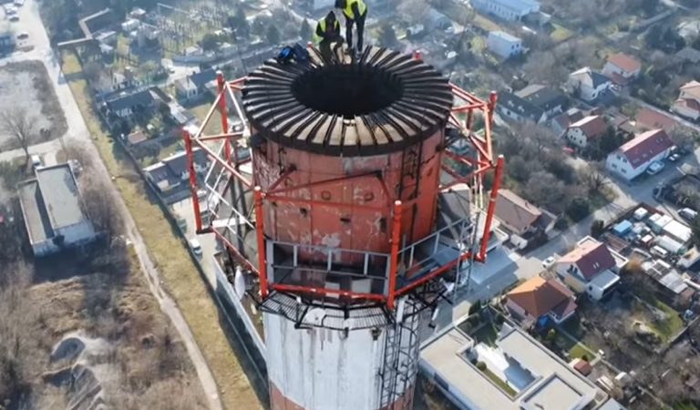 Mladíci sa vyšplhali na 115 metrov vysoký komín v Petržalke