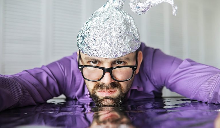 Konšpirační teoretici a dezoláti si zakladajú vlastné zoznamky