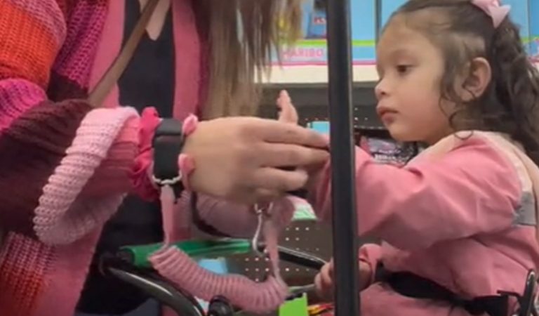 Mamička si pri nákupoch k sebe dcéru priväzuje putami. Internet ju skritizoval