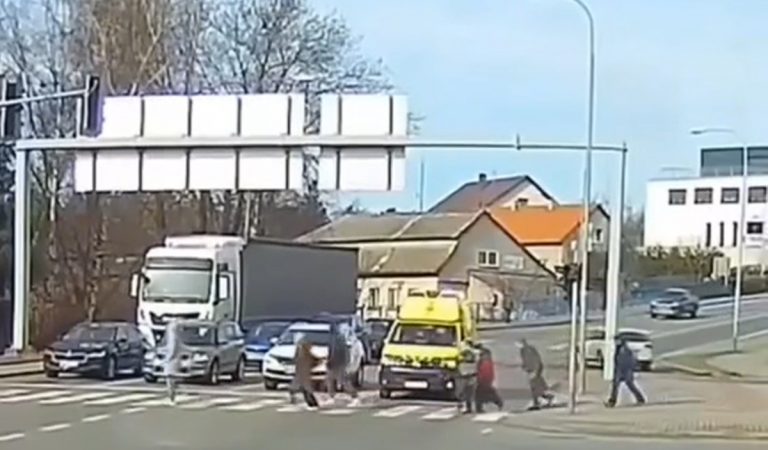 Video z Česka ťa skutočne pobúri. Ľudia nedali prednosť húkajúcej sanitke, šofér im vulgárne vynadal