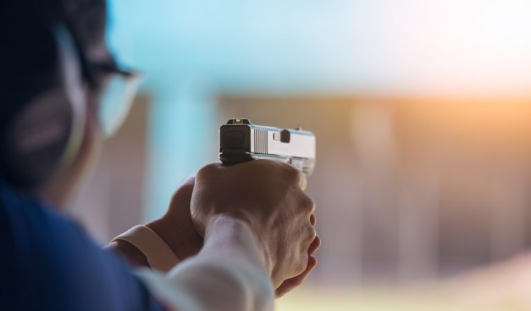 Obvinili pedagóga, ktorý mal postreliť študentku policajnej akadémie