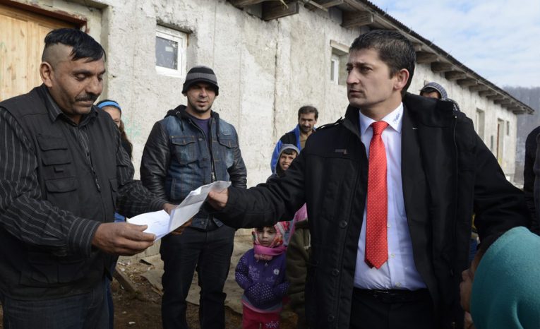 Zarába oveľa viac ako bežný Slovák, hoci neovláda gramatiku. Starosta pri Prešove sa má kráľovsky