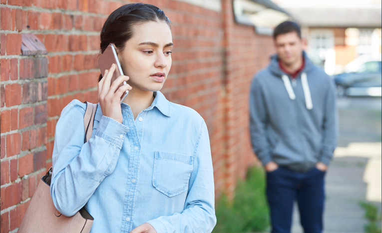 8 signálov, vďaka ktorým zistíš, že ťa podvádza tvoj frajer alebo frajerka. Radí umelá inteligencia