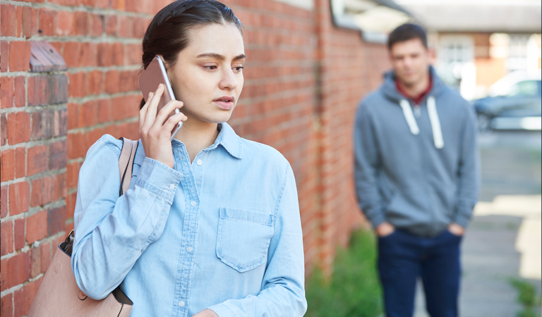 8 signálov, vďaka ktorým zistíš, že ťa podvádza tvoj frajer alebo frajerka. Radí umelá inteligencia