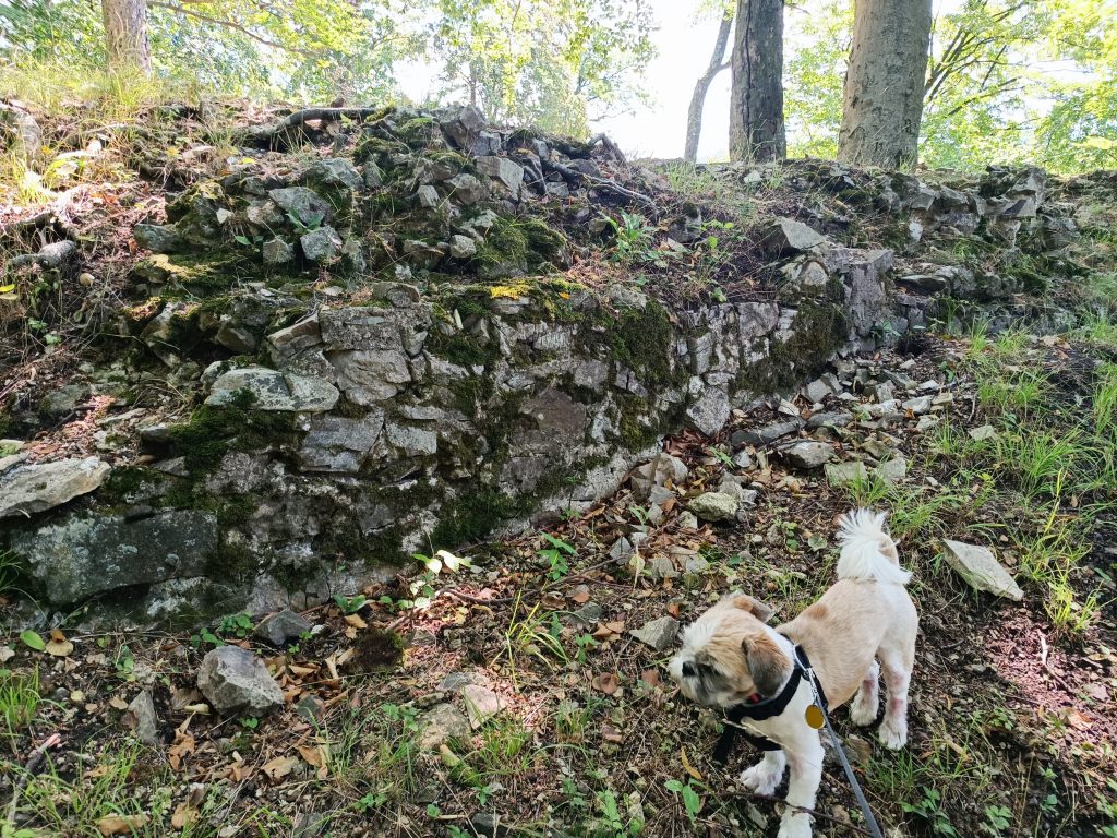 Posledné zvyšky hradu Kuchyňa, tip na výlet, Slovensko